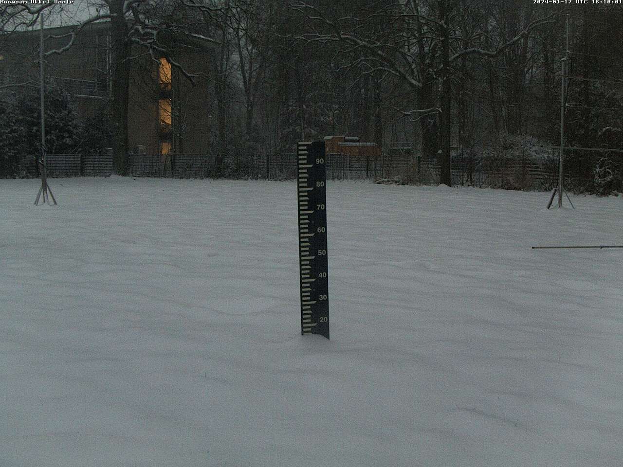 Metingen van de dikte van de sneeuwlaag in Ukkel op 17 januari 2024.